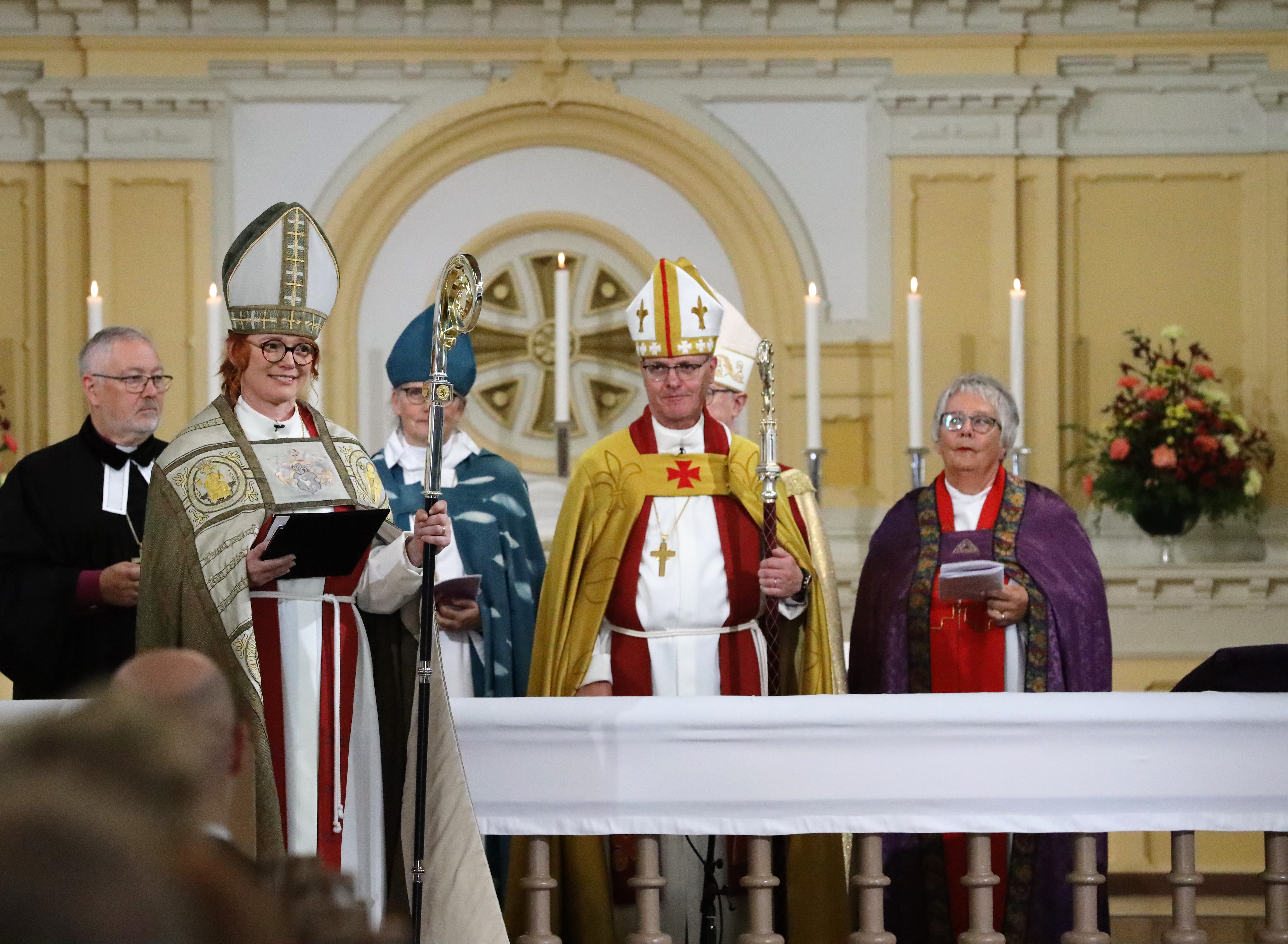 Piispat Mikkelin tuomiokirkkoseurakunnan kirkon alttarilla.
