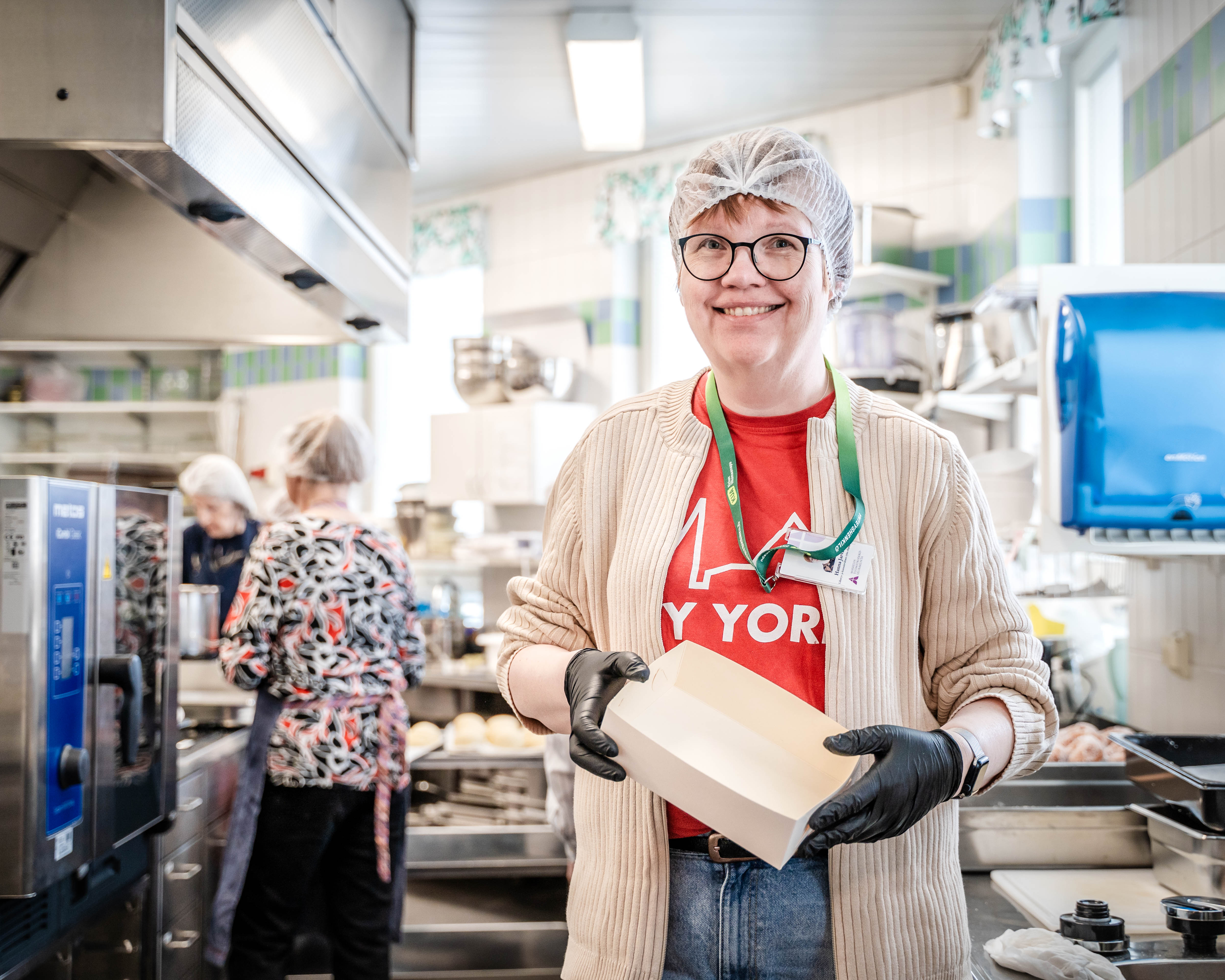 Hanna Jarva leipomossa munkkirasian kanssa
