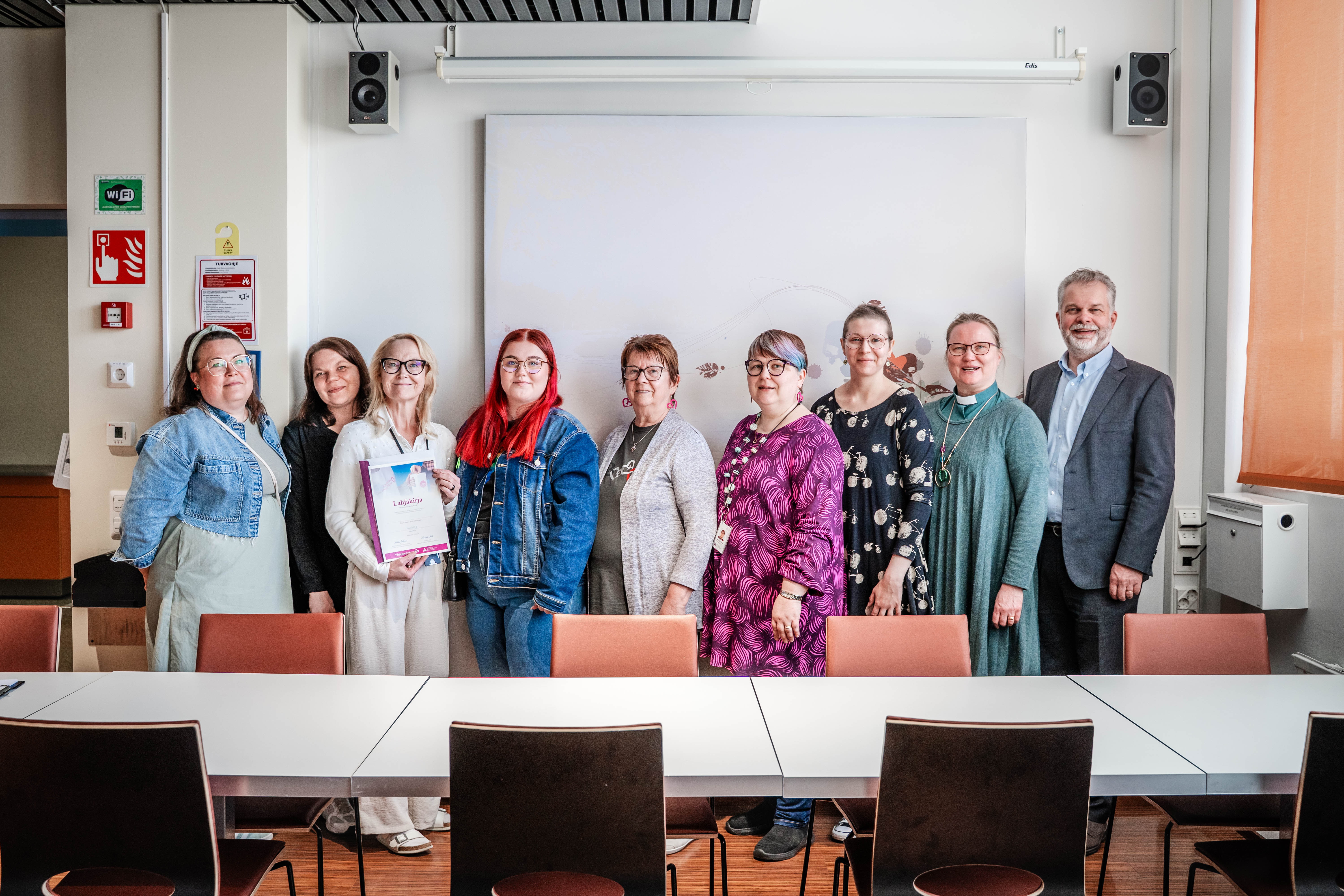Kuvassa Yhteisvastuukeräyksen tuoton jakotilaisuudessa olleet ihmiset.