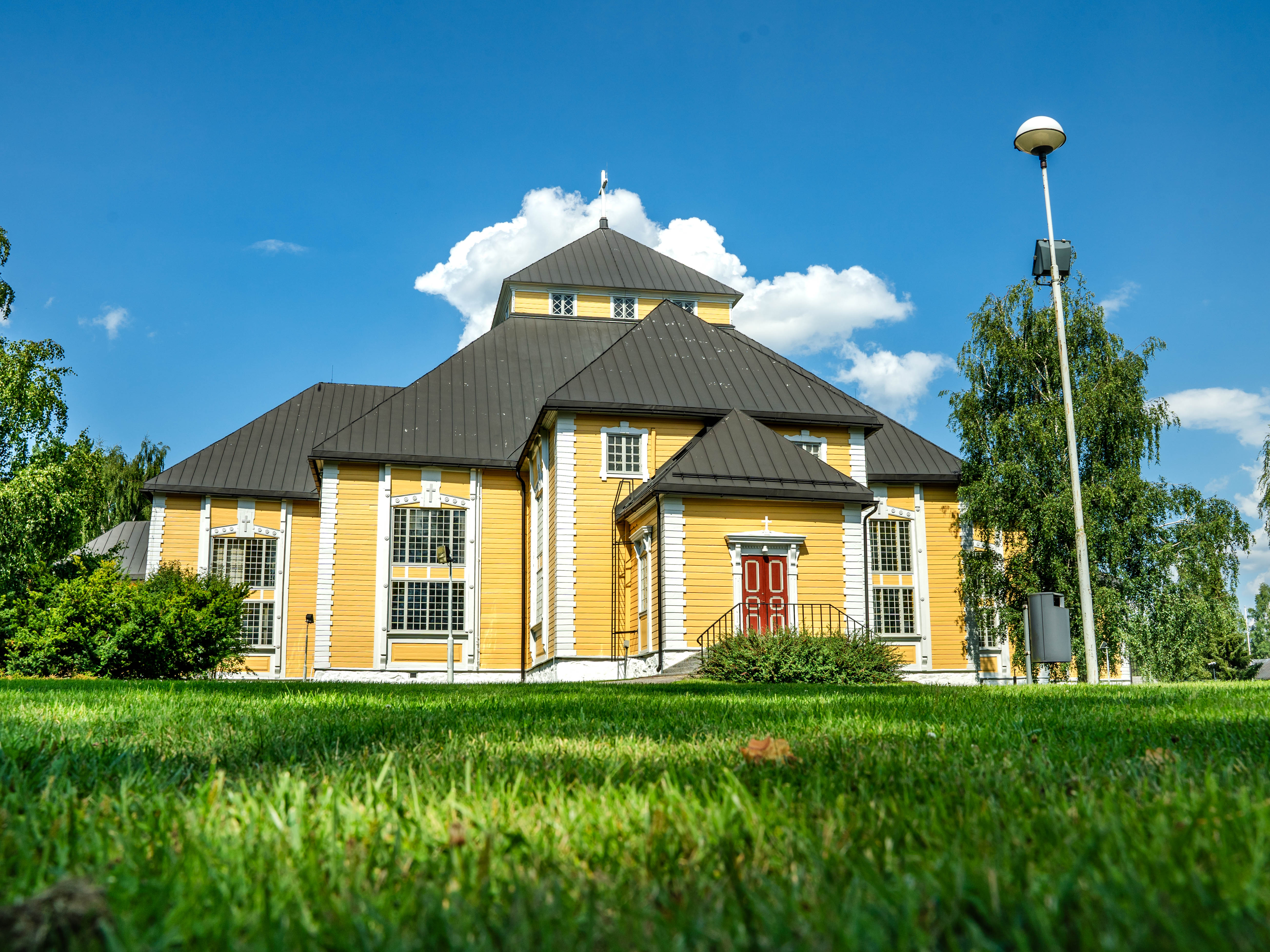 Pitäjänkirkko ulkoapäin