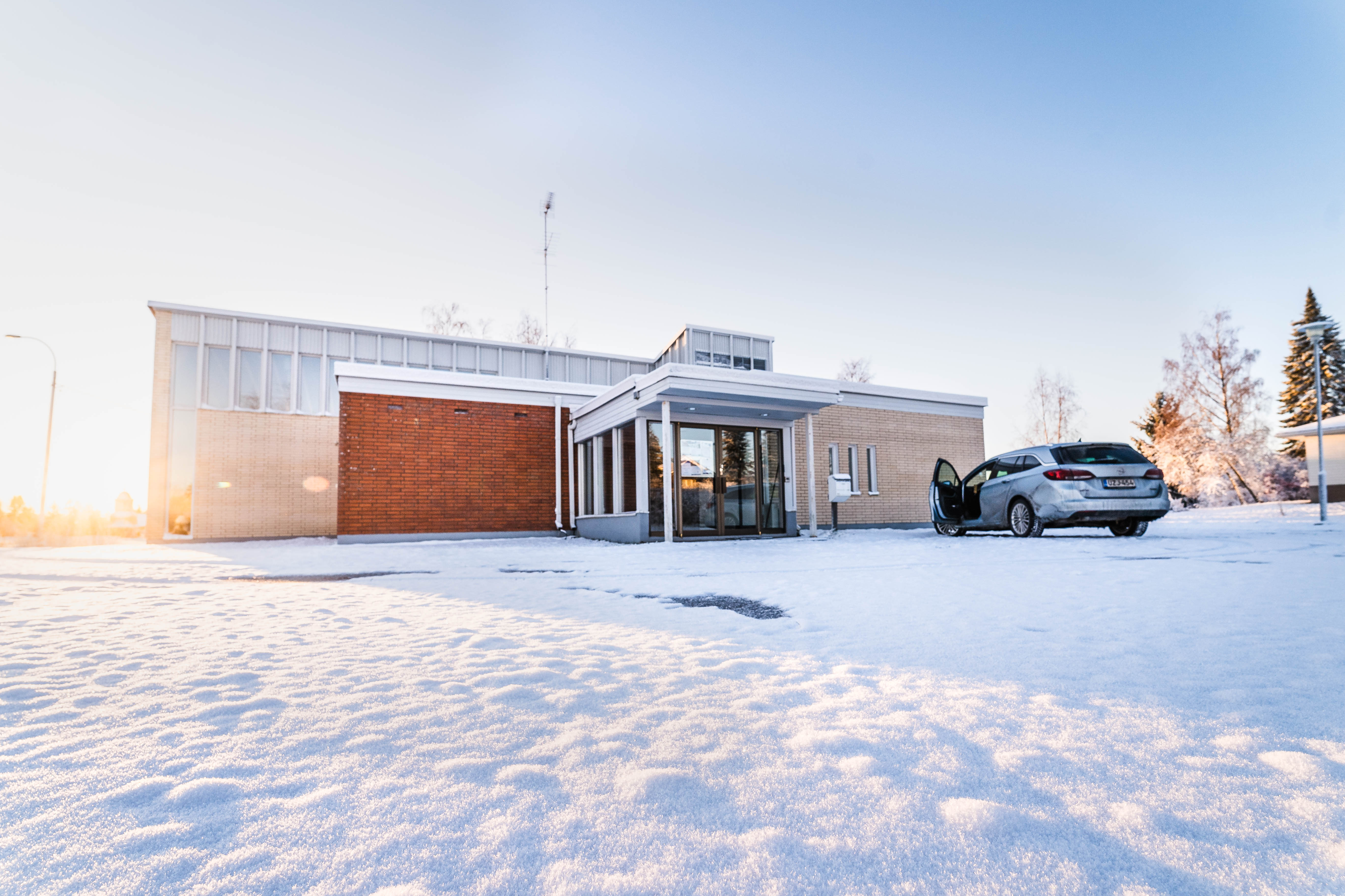 Suomenniemen seurakuntakoti ulkoa kuvattuna