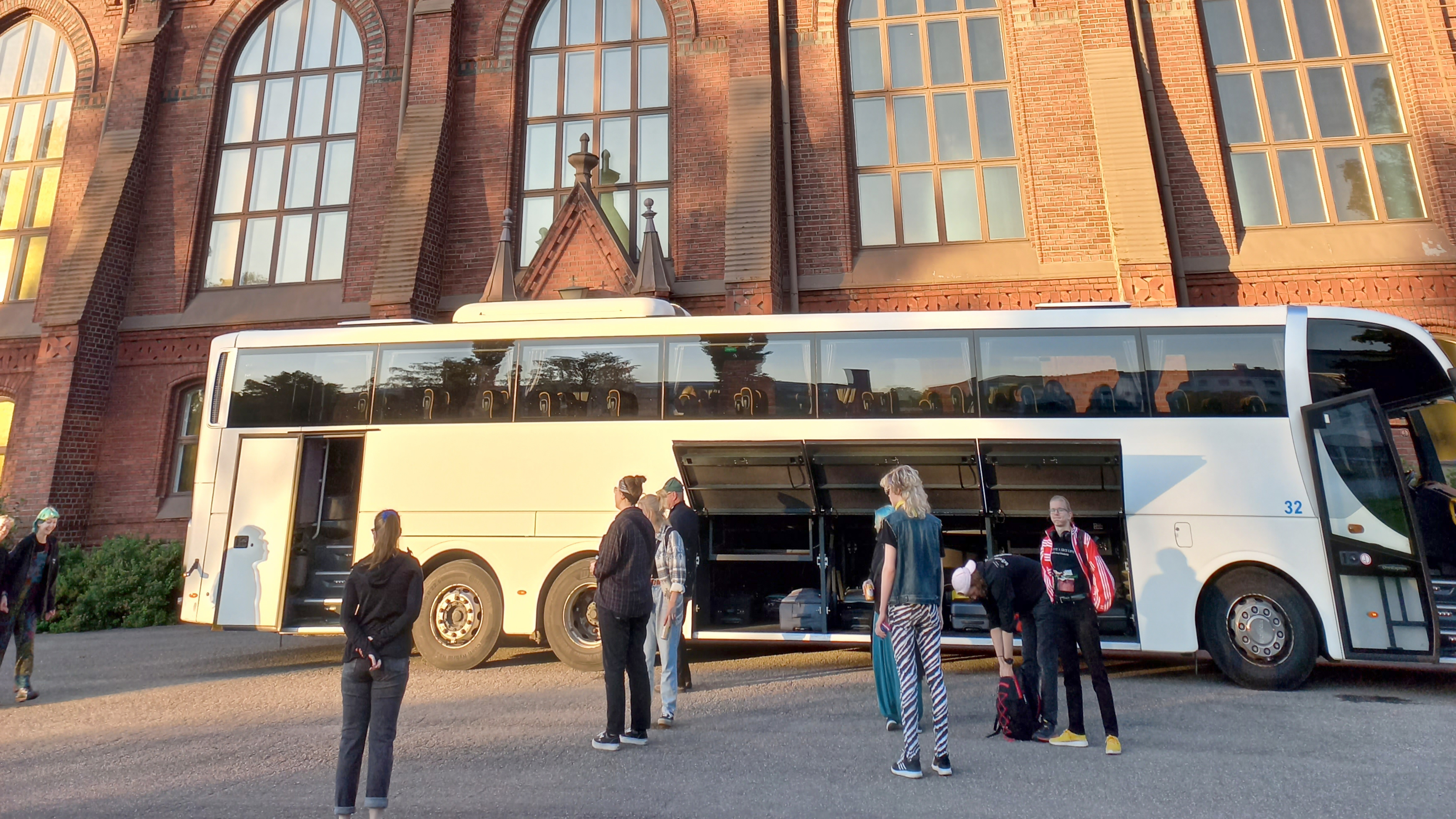 Nuoria nousemassa bussiin tuomiokirkon edessä.