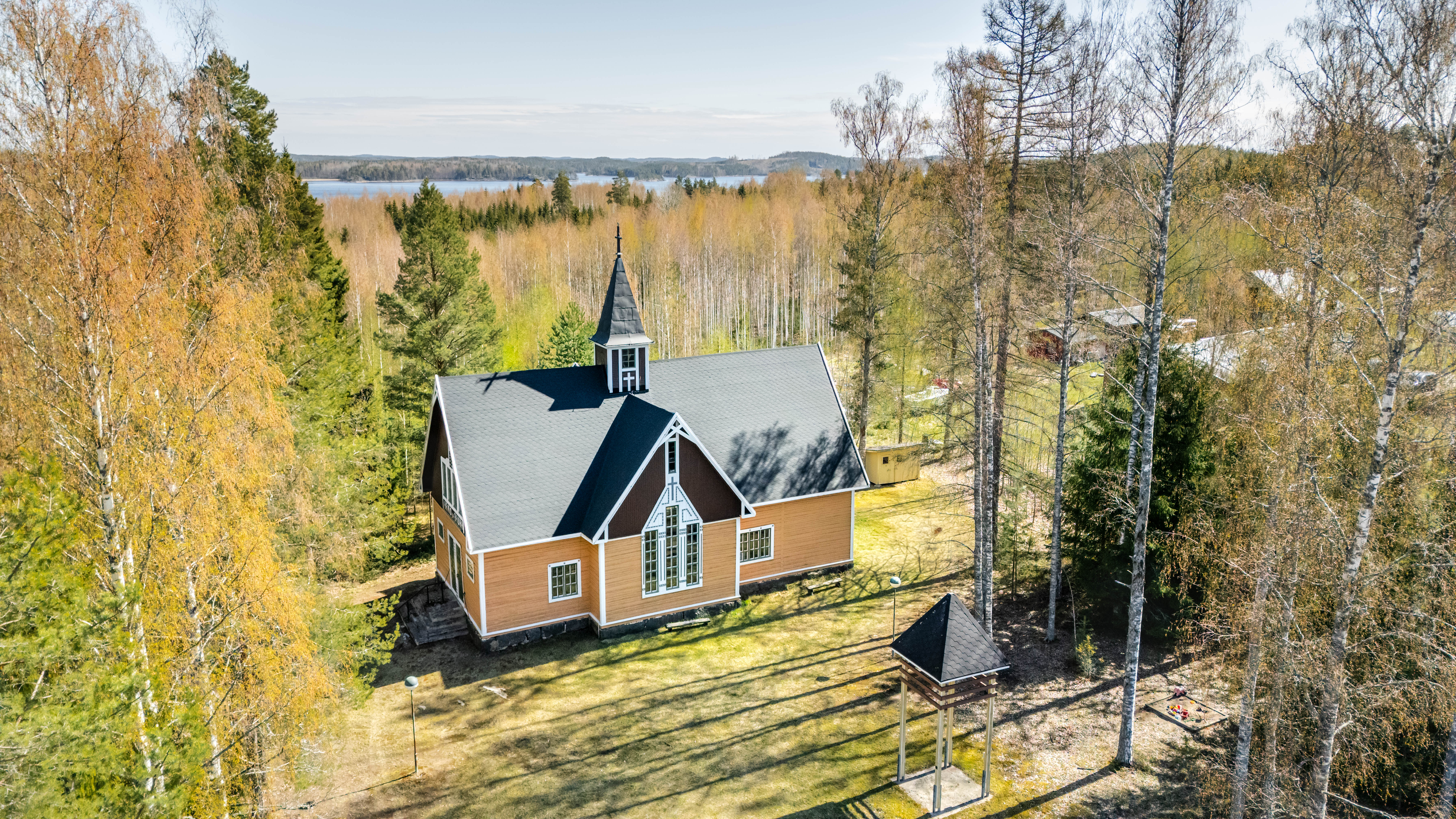 Himalansaaren kirkko ilmasta kuvattuna