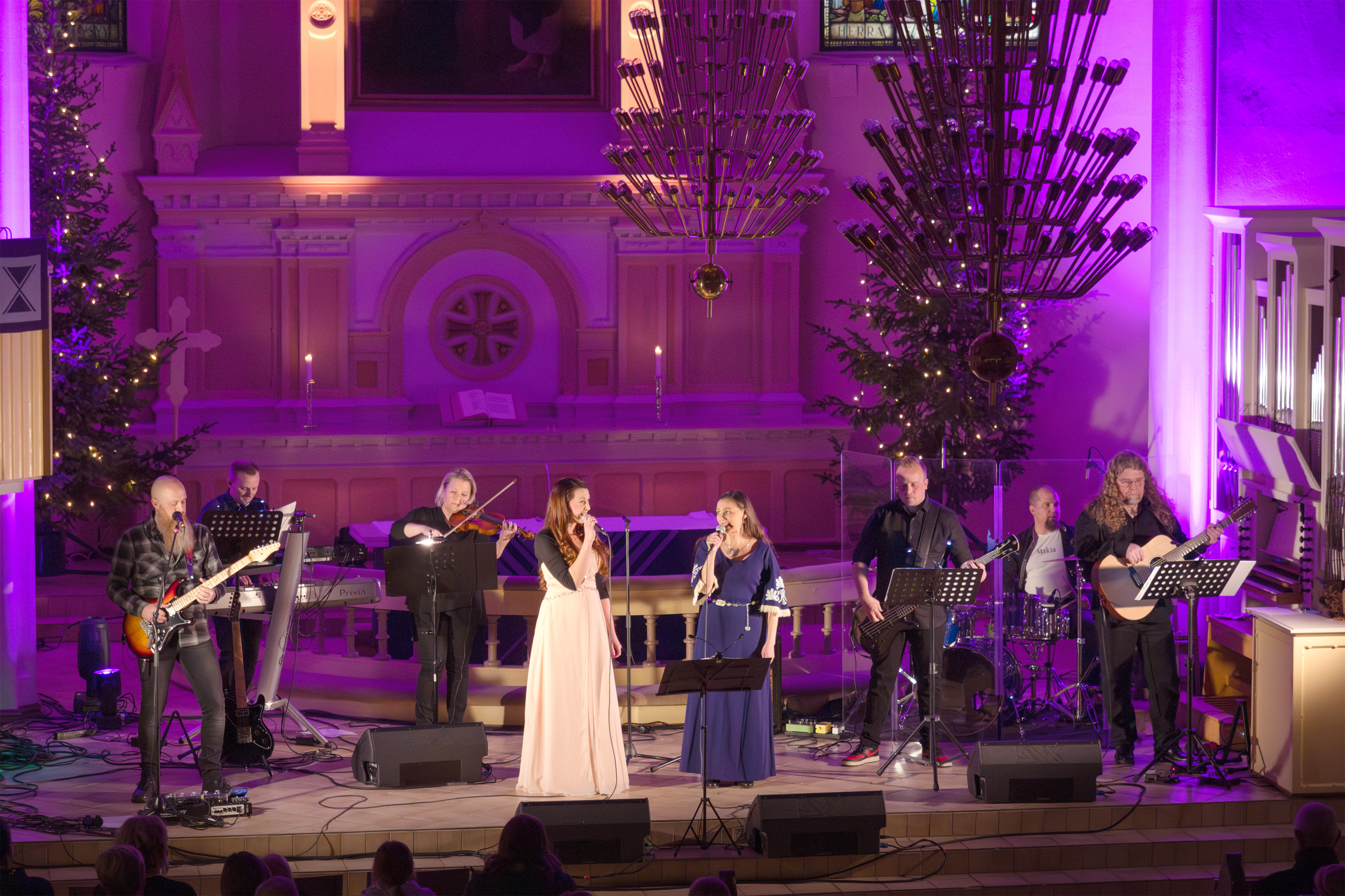 Laaja kuva Mikkelin tuomiokirkon alttarin suunnasta, jossa meneillään Joulun Rauhaa konsertti.