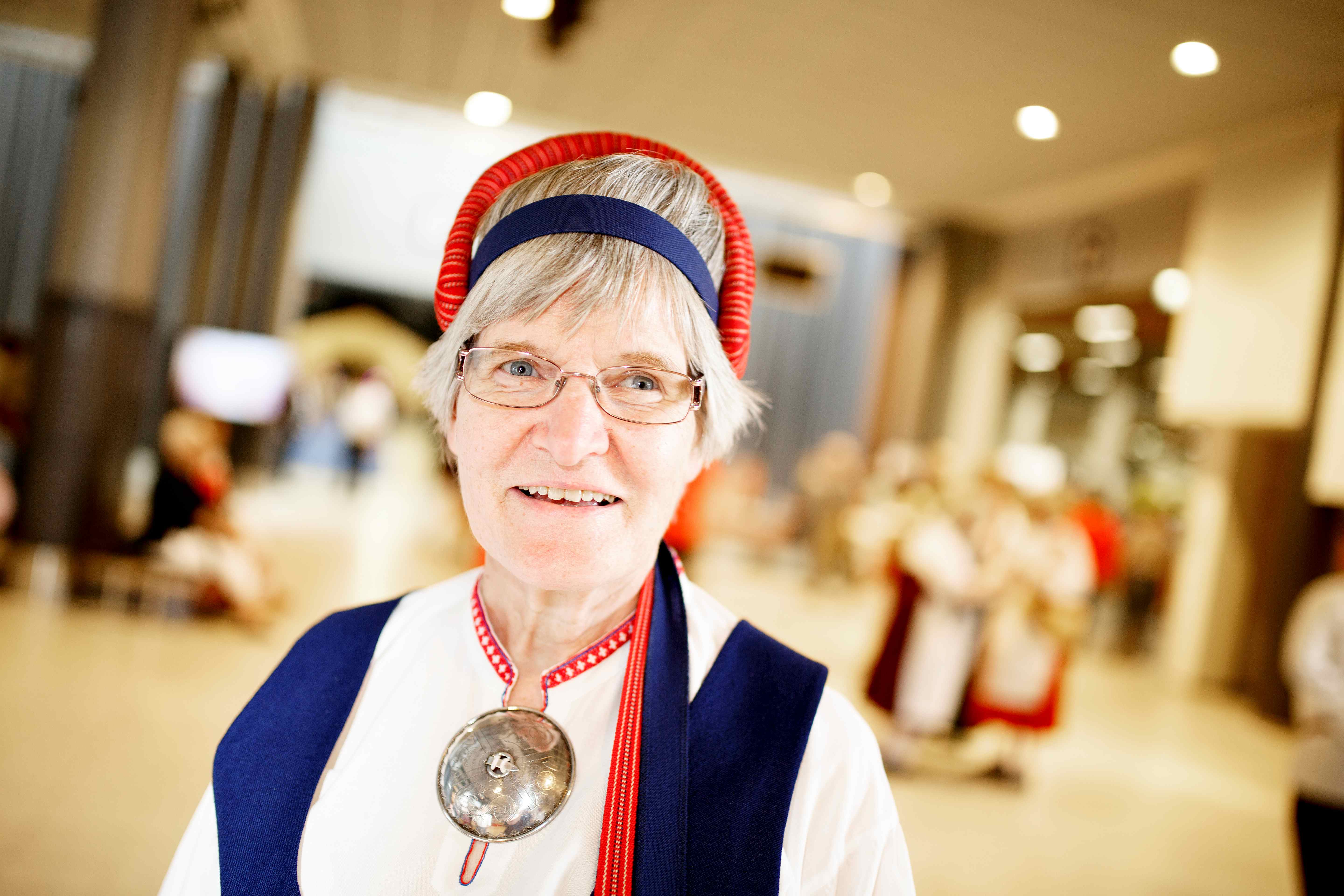 karjalaispukuinen nainen