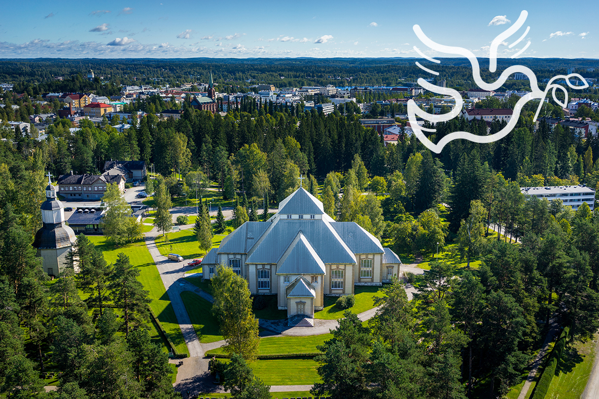 Ilmakuva Pitäjänkirkosta, yläkylmassa on piirretty rauhankyyhky
