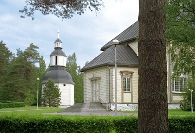 Pitäjänkirkon kellotapuli ja osa kirkkoa