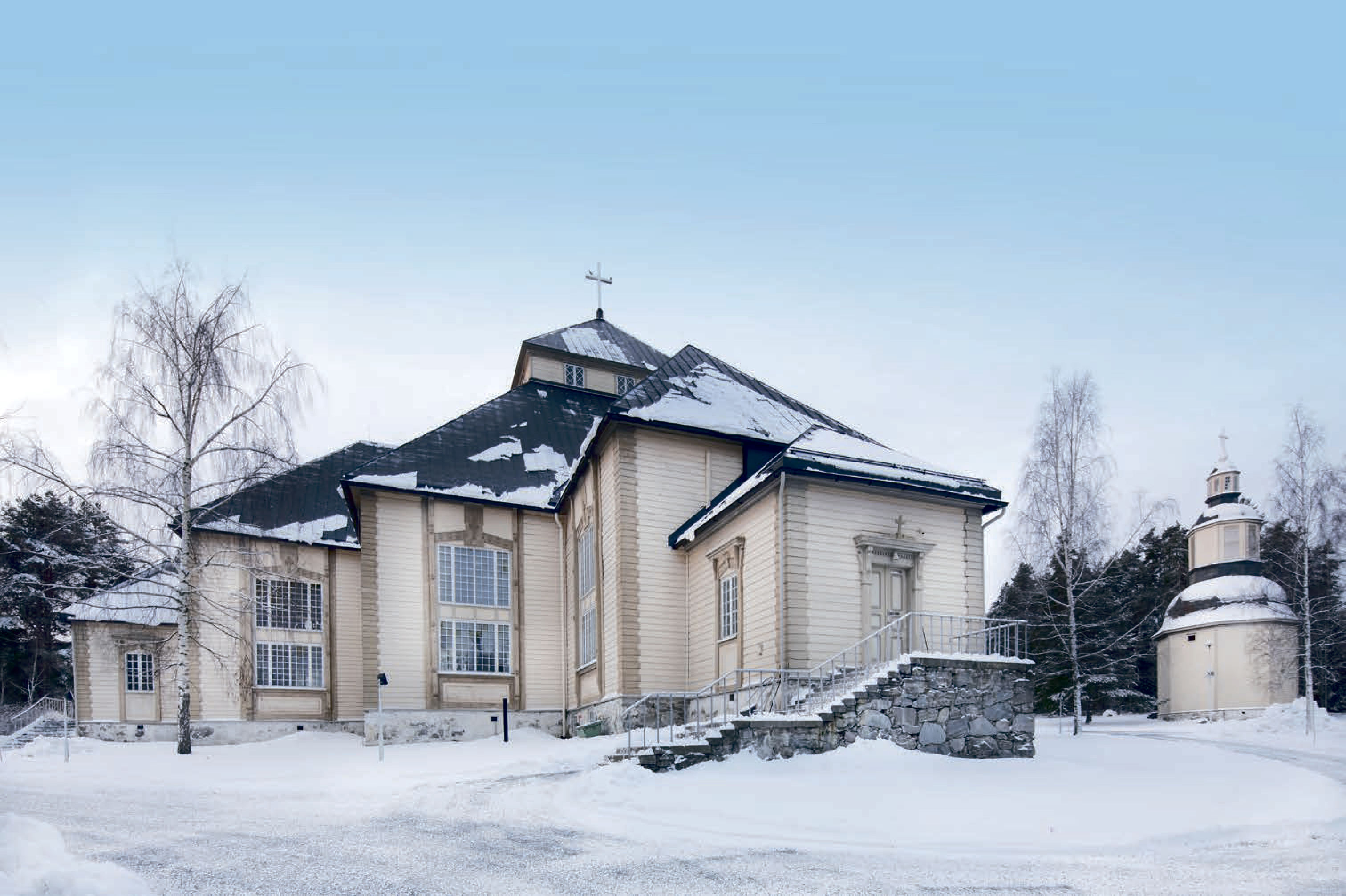 Pitäjänkirkko ulkoa talvella.