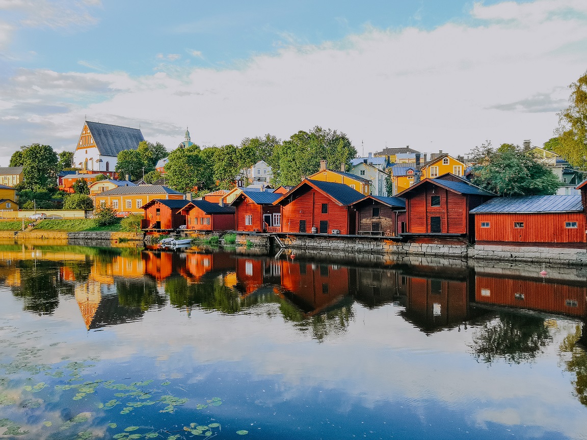 Punaisia vanhoja taloja joen äärellä