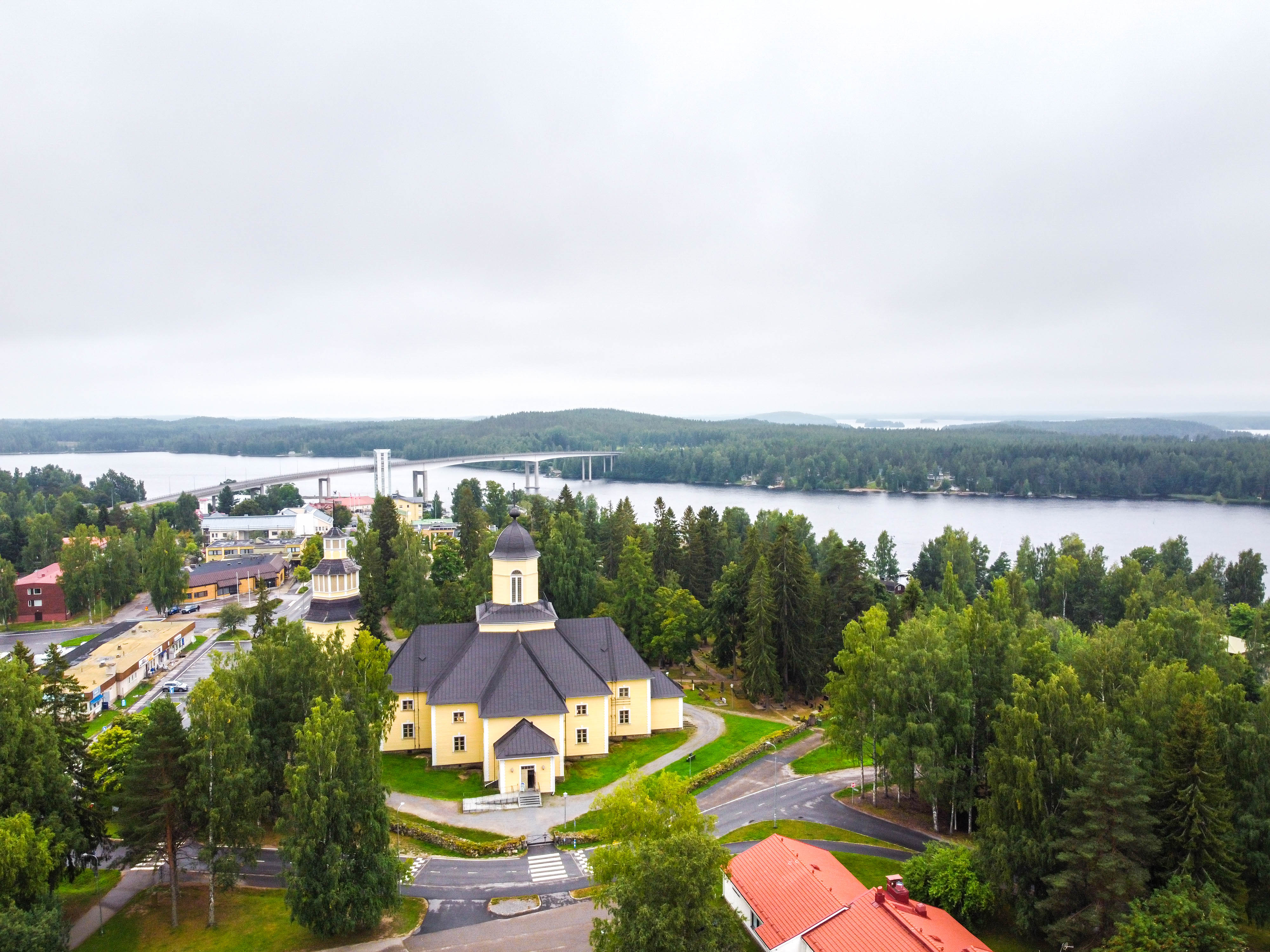 Puumalan kirkko ylhäältä kuvattuna