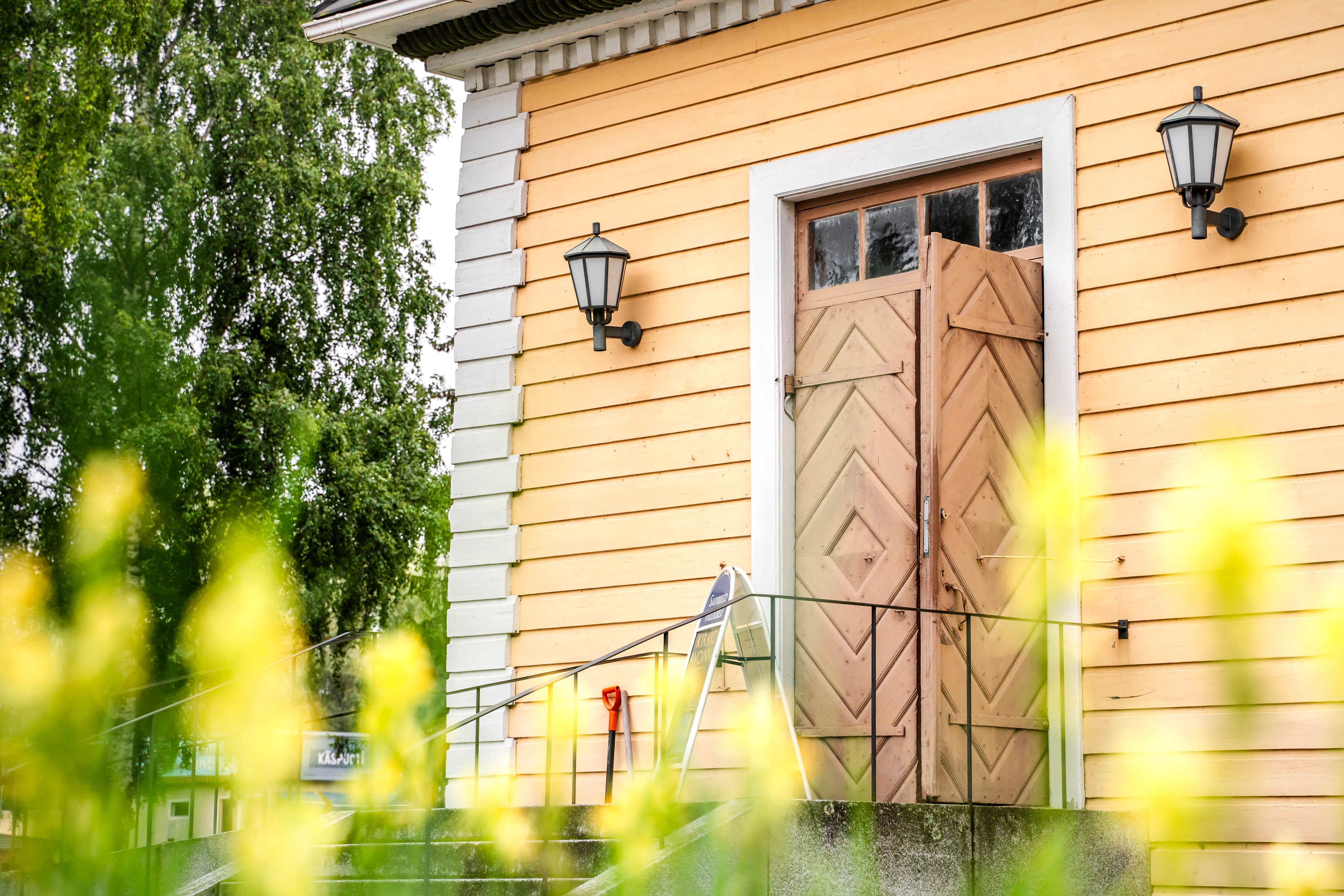 Puumalan kirkon ovi avoinna.