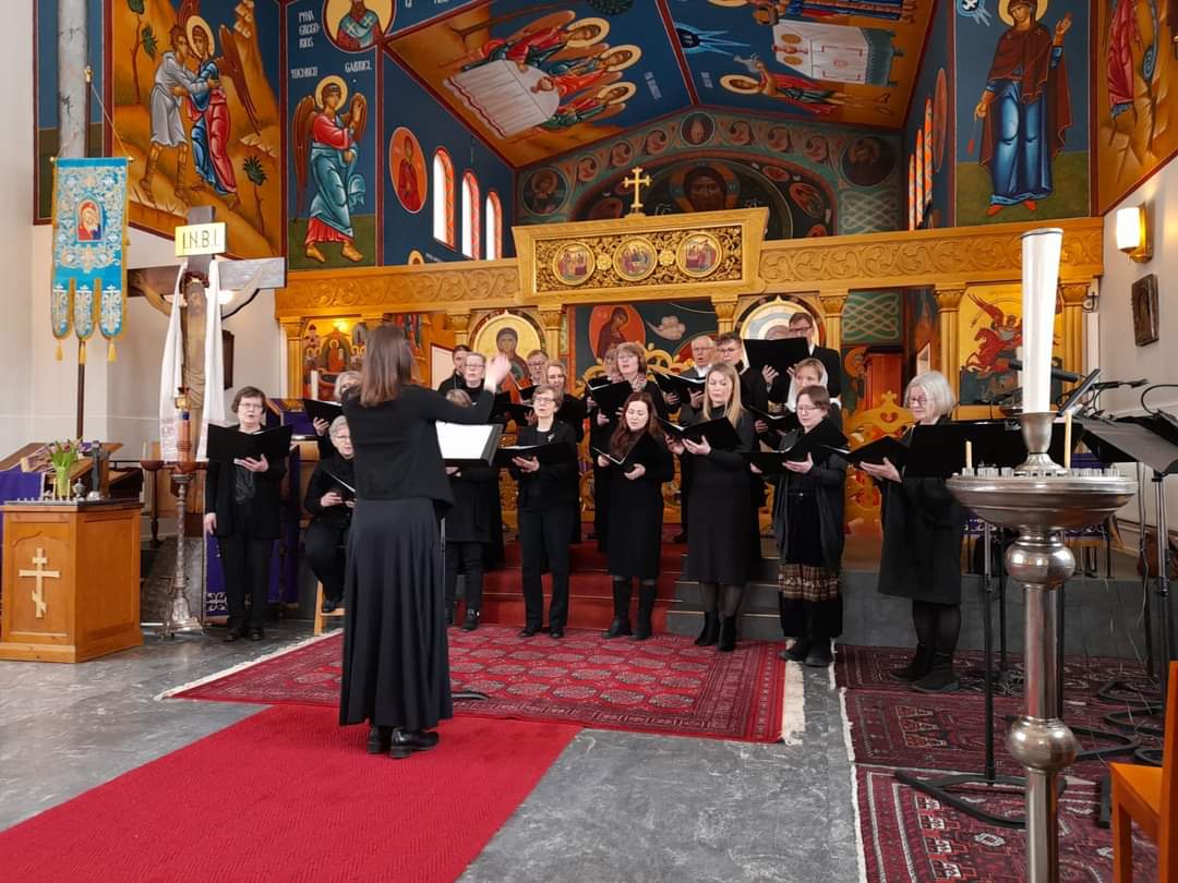 Kuvassa Mikkelin ortodoksinen kirkkokuoro esiintyy