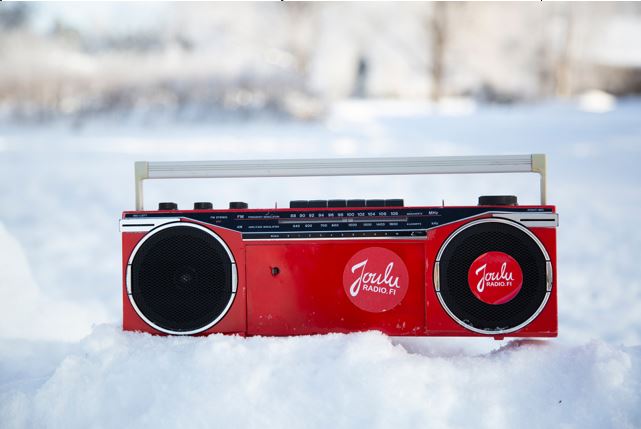 Punainen radio lumihangessa. Kuva: Jouluradio
