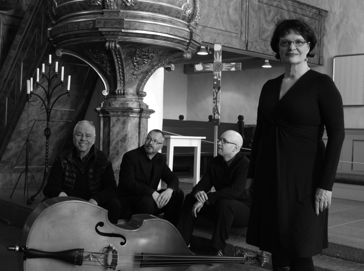 Tiina Sinkkonen ja jazztrio.