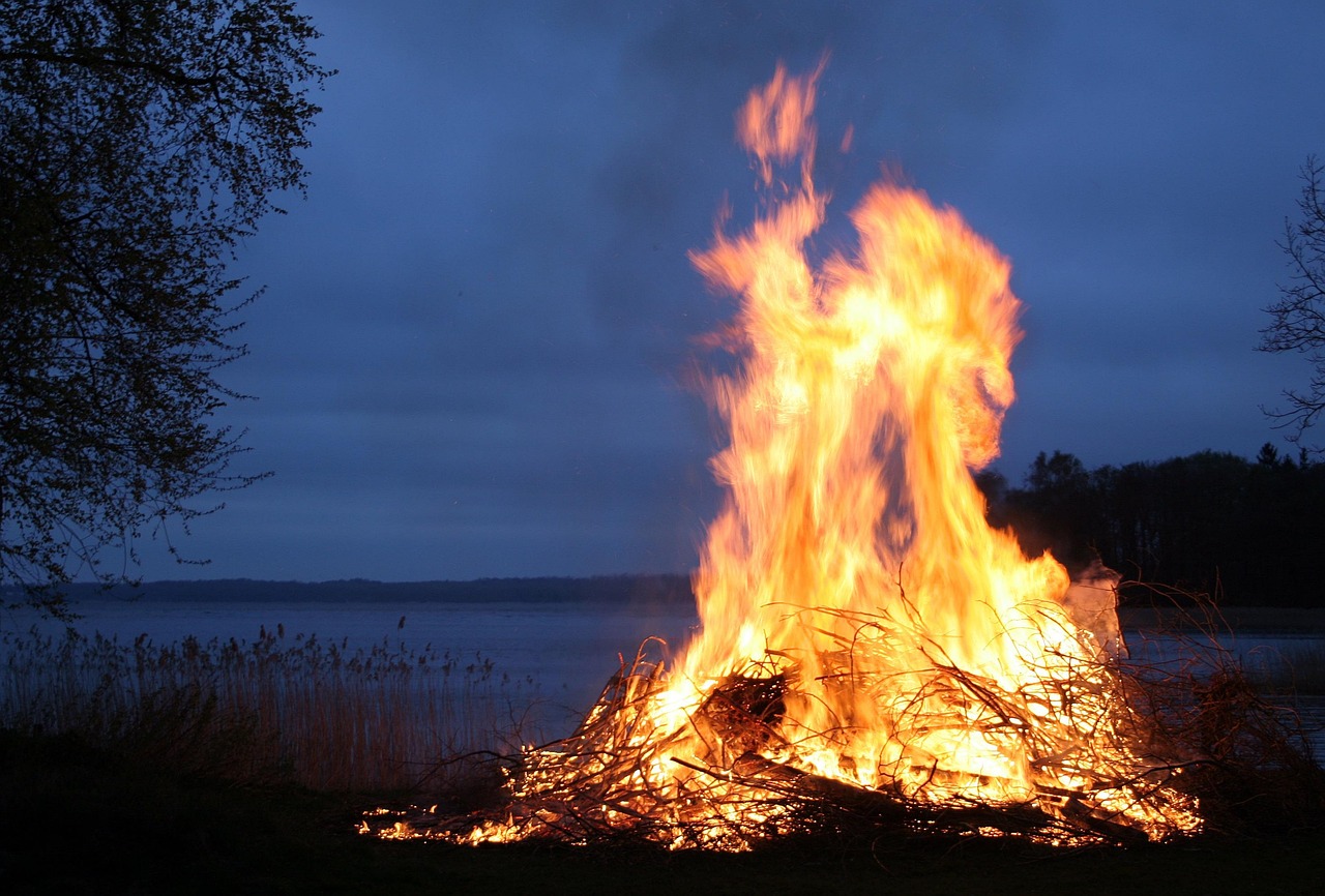 Juhannuskokko rannalla