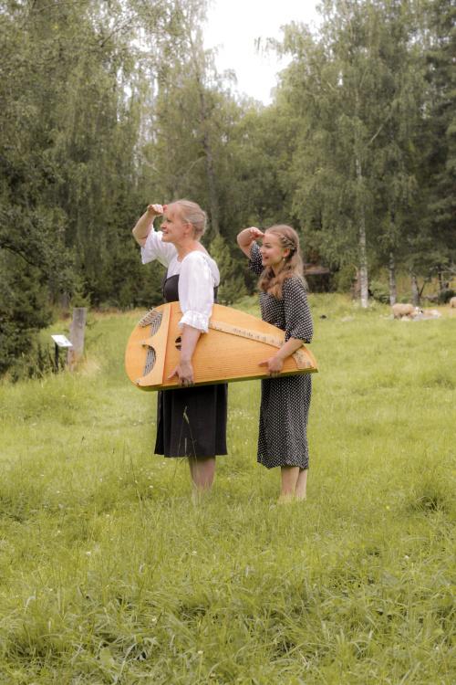 Sanni Rusama ja Marja Nevakallio konserttikanteleen kanssa.