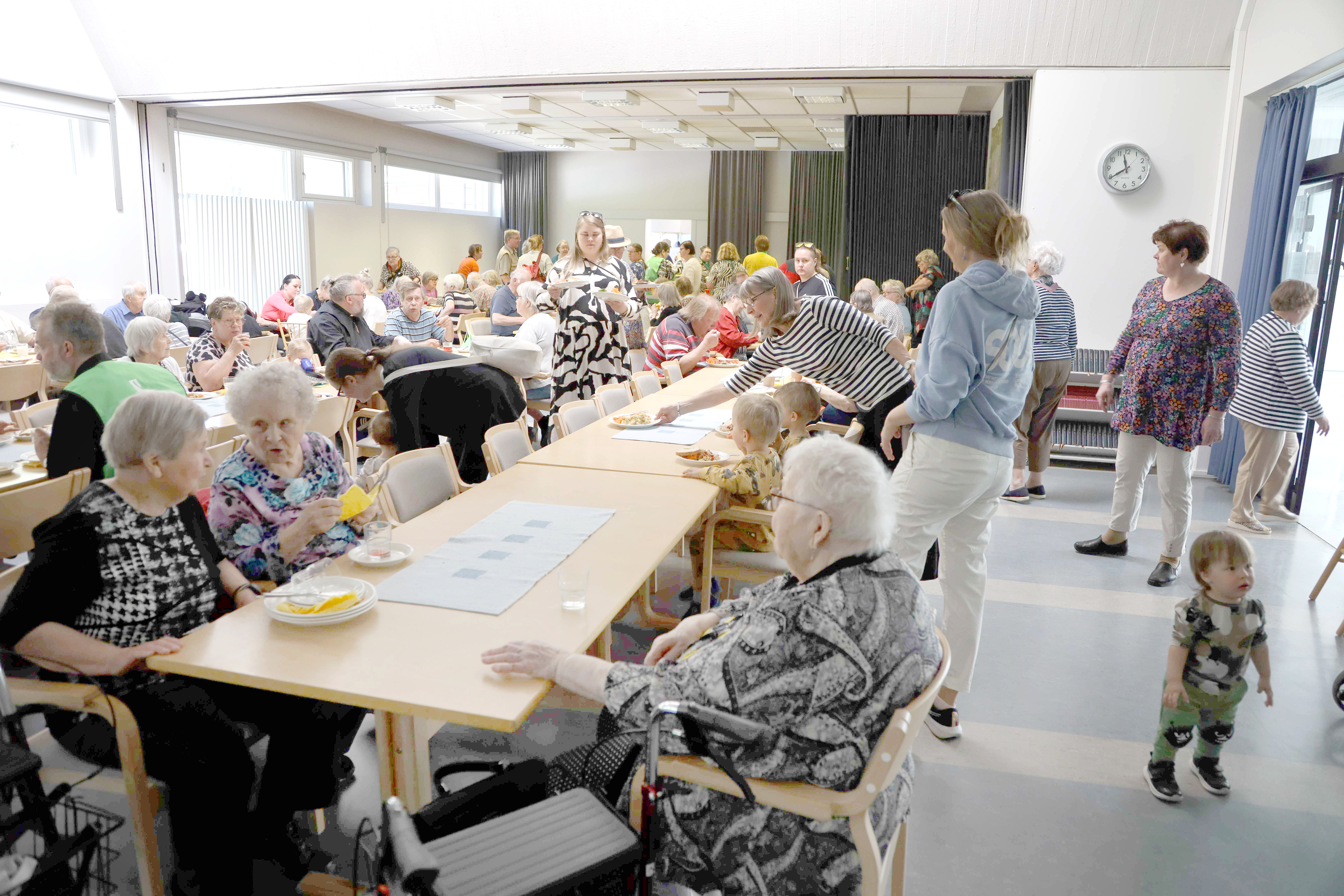 Ruokailijoita yhteislounaalla.