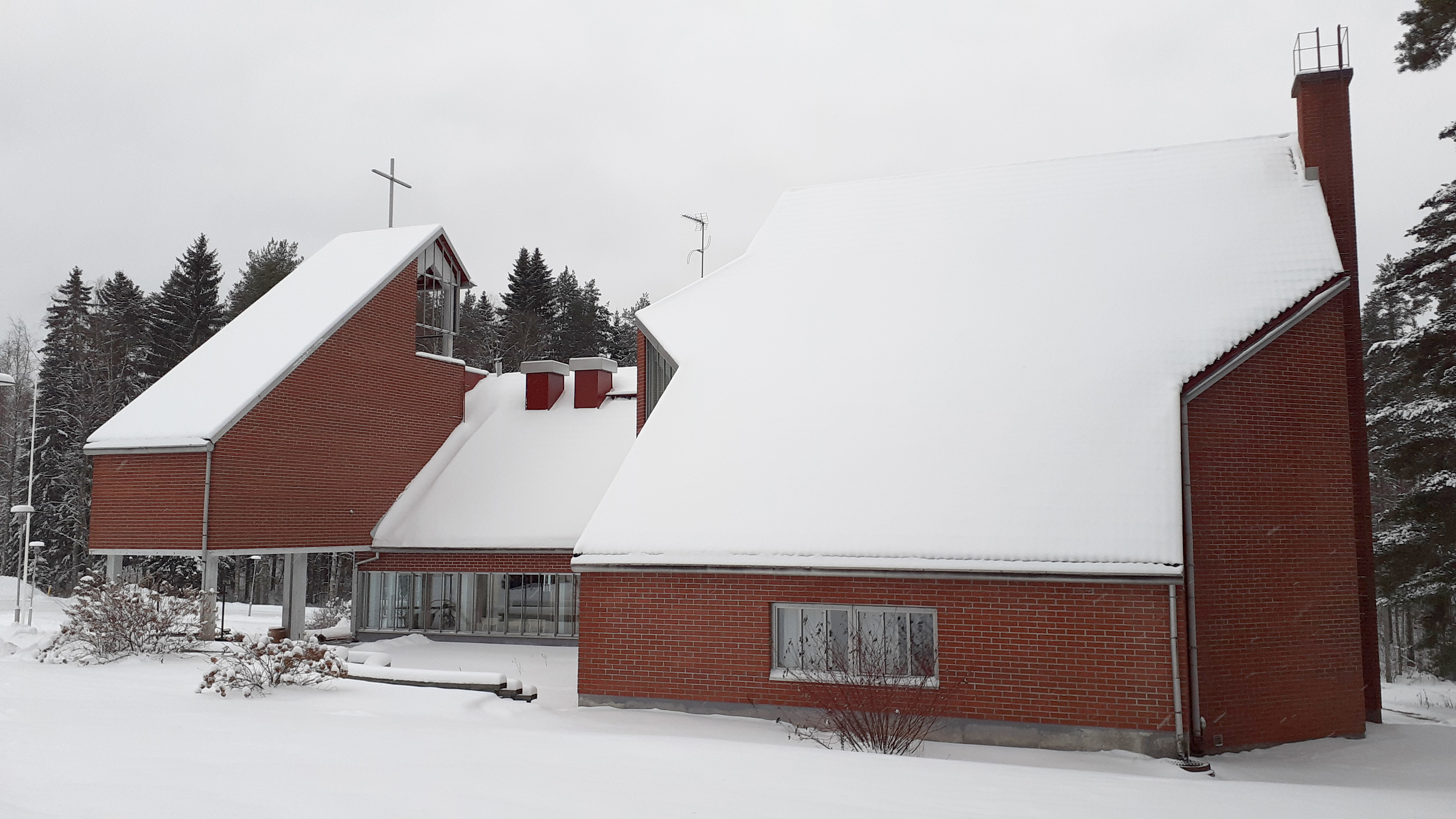 Otavan seurakuntatalo talvella ulkoapäin kuvattuna.