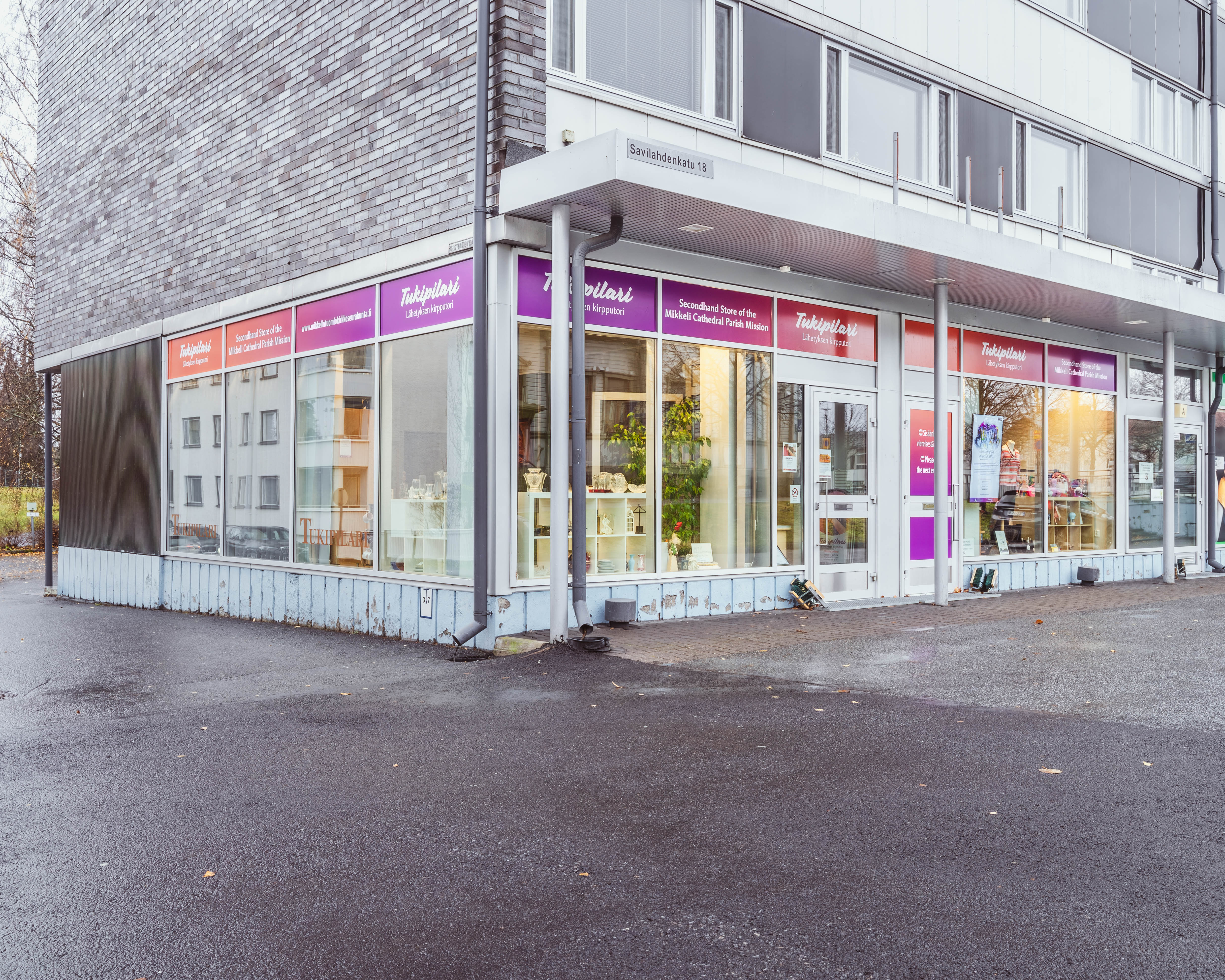 Lähetyksen kirpputori/kahvila Tukipilarin julkisivu.