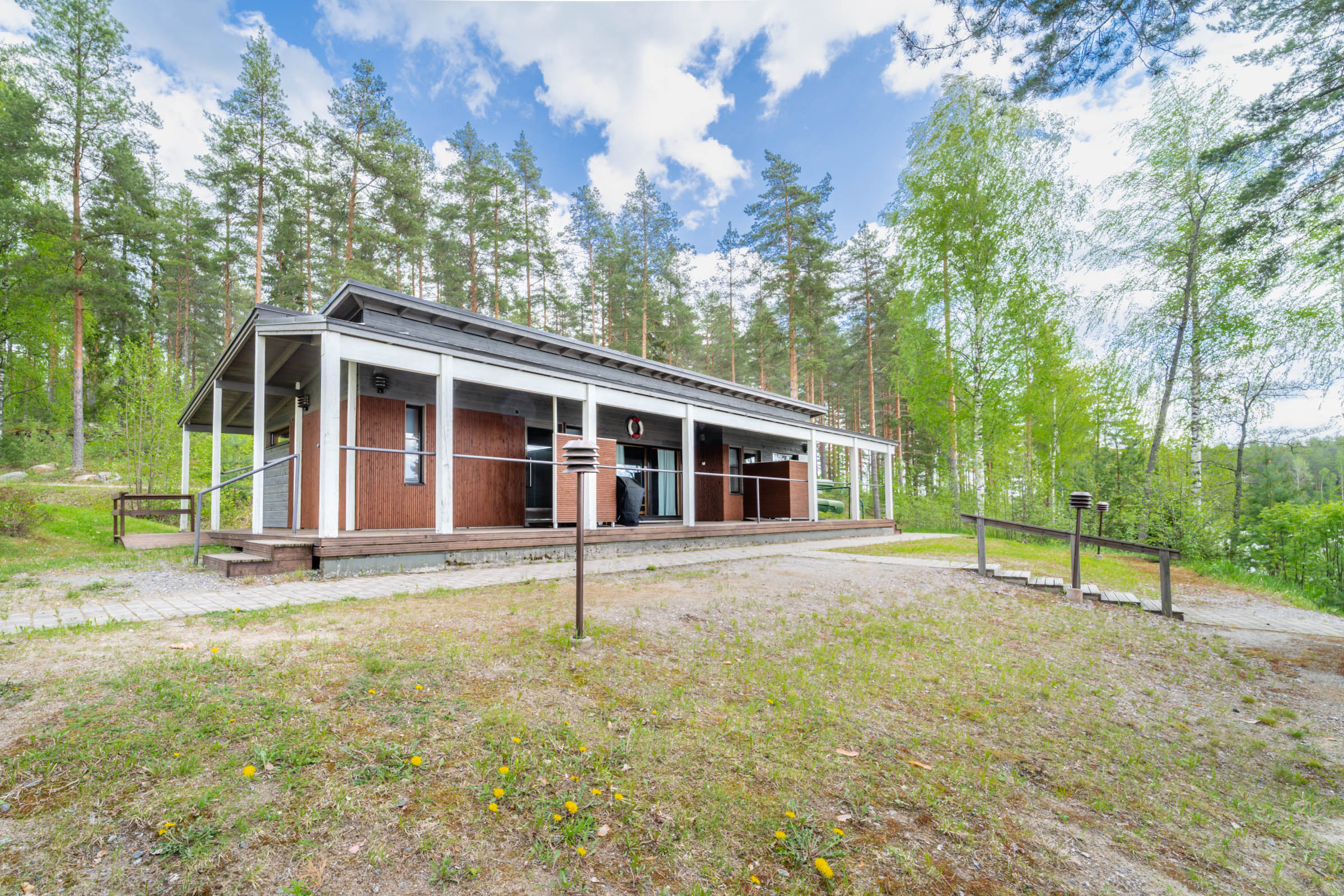 Saunarakennus ulkoa kuvattuna