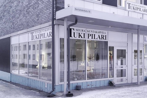 Seurakuntakahvila Tukipilarin sisäänkäynti Savilahdenkadun kulmassa.
