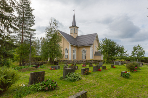 Suomenniemen kirkko kesällä