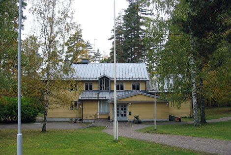 Anttolan seurakuntatalo kesäisessä maisemassa.