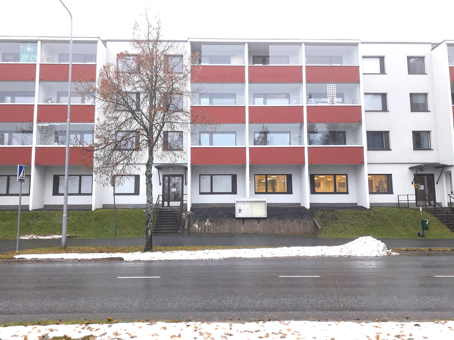 Laajalammen seurakuntakoti Laajalammen seurakuntakoti. Edessä ilmoitustaulu.