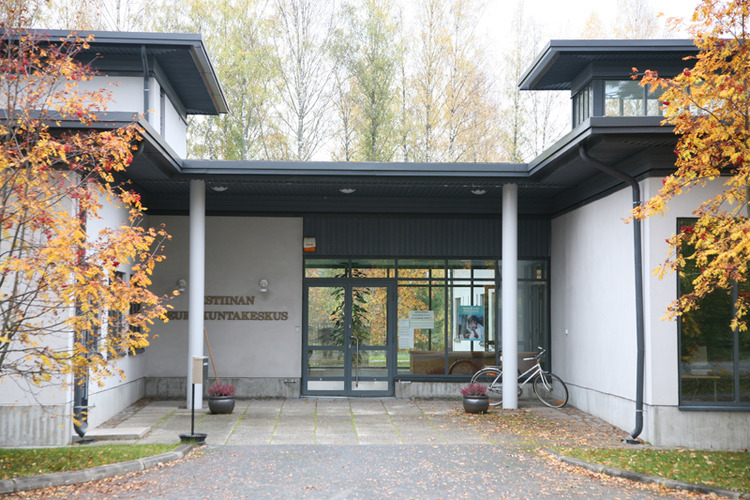 Ristiinan seurakuntakeskus Ristiinan seurakuntakeskuksen pääsisäänkäynti syksyisessä maisemassa.