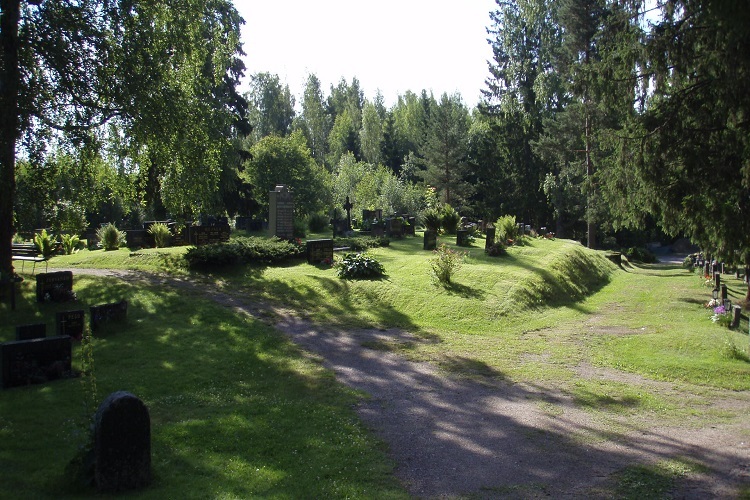 Suomenniemen hautausmaa kesäisessä maisemassa.