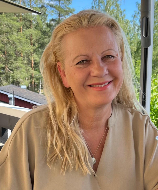 Erityisopettaja ja oopperalaulaja Maria Kettunen-Korhosen henkilökuva.