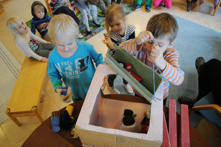 Pojat pyhäkouluilemassa