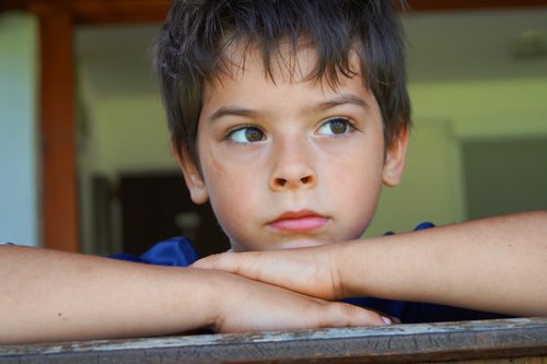 Ihan epäreiluu! -blogin kuva, jossa surullisen oloinen poika katsoo kaukaisuuteen.