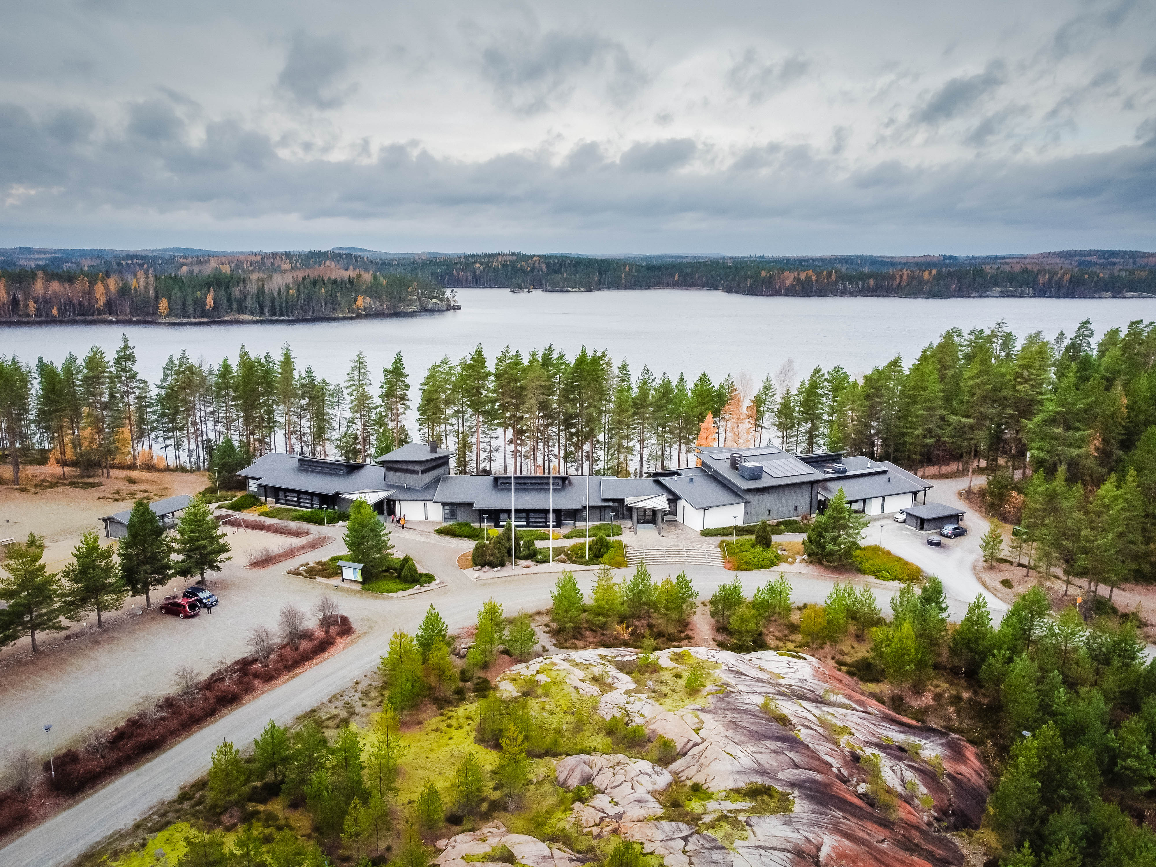 Susiniemen leirikeskus ilmasta kuvattuna. Taustalla kimaltaa Puula.