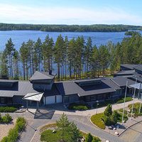 Susiniemen leirikeskus Susiniemen leirikeskus ilmasta kuvattuna. Taustalla kimaltaa Puula.