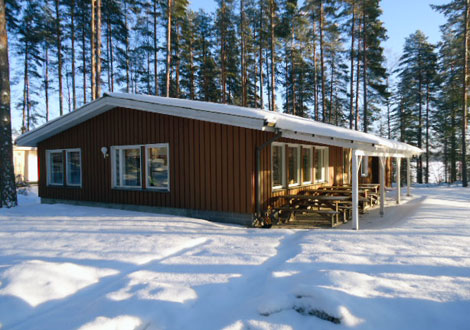 Lusikkaniemen leirikeskus Lusikkaniemen leirikeskus talvimaisemassa.