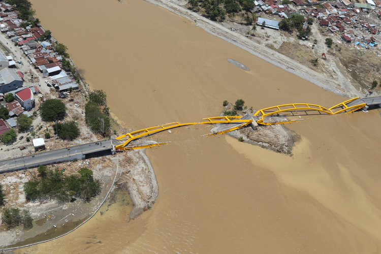  Sortunut silta osittain jokeen painuneena Indonesian Sulawesin katastrofialueella