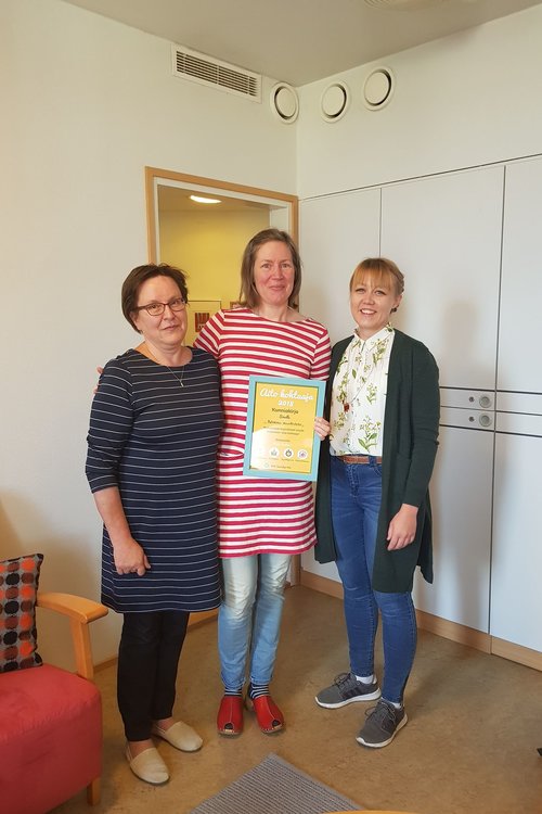 Aito kohtaaminen 2018 -kunniakirjan luovutus Mikkelin perheasiain neuvottelukeskuksessa. Riitta Laukkarinen...