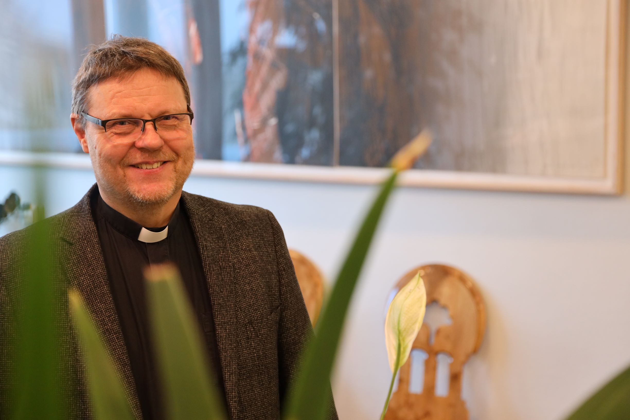 Mikkelin tuomiokirkkoseurakunnan kappalainen Erkki Laine hymyilee