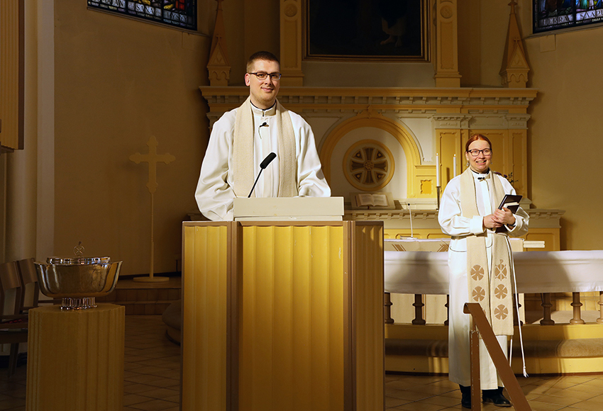 Pastorit Samu Turunen ja Tuulia Ikonen tuomiokirkon alttarilla.