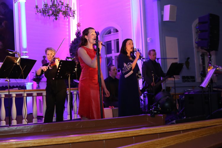 Viime vuoden konsertissa laulaneet Elisa de Boer ja Tuuli Anikari laulavat tunnelmallisessa valossa kirkossa.