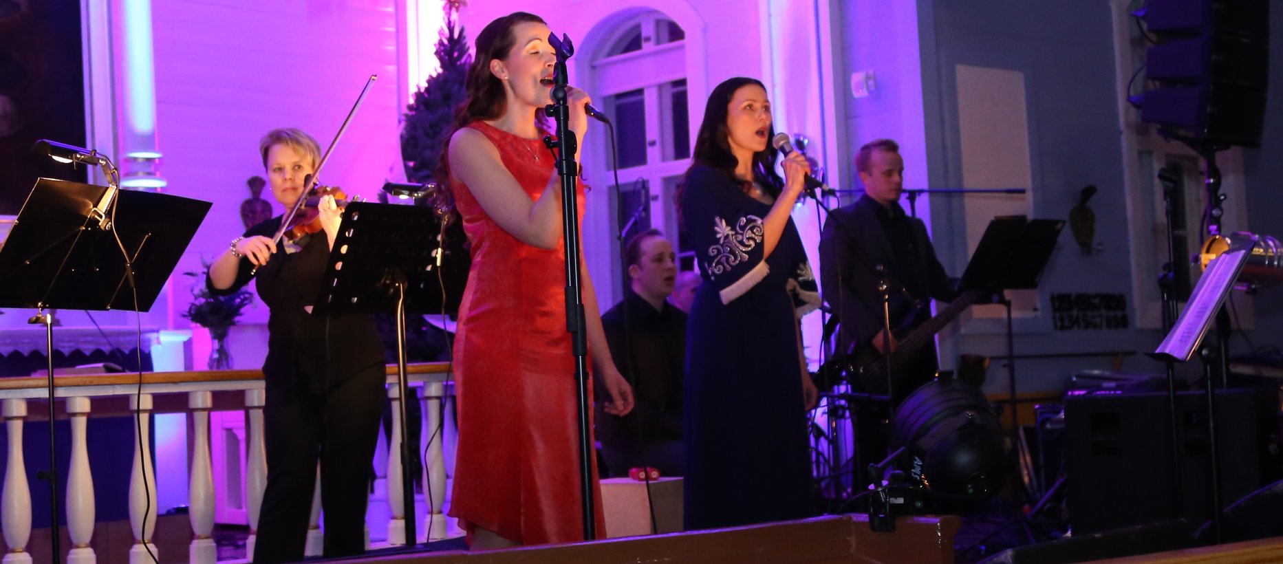 Viime vuoden konsertissa laulaneet Elisa de Boer ja Tuuli Anikari laulavat tunnelmallisessa valossa kirkossa.