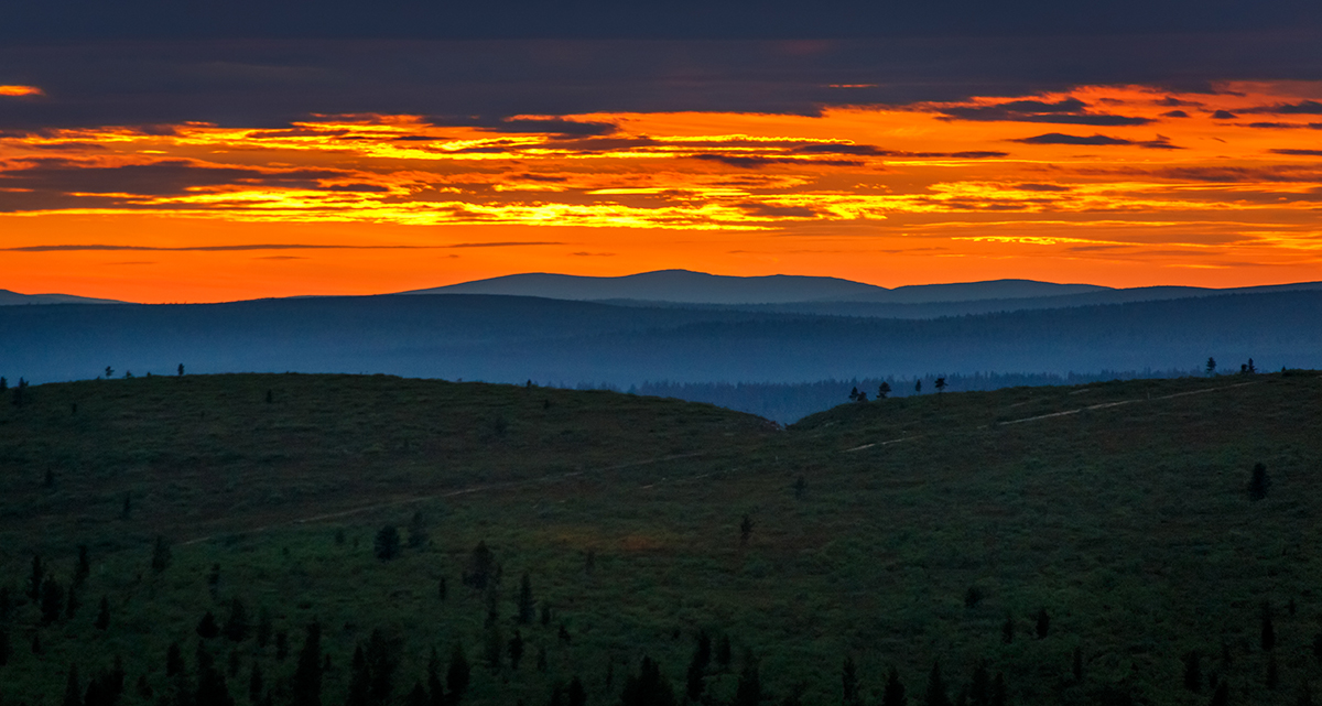 Ilta-aurinko laskee Kiilapään tunturissa.