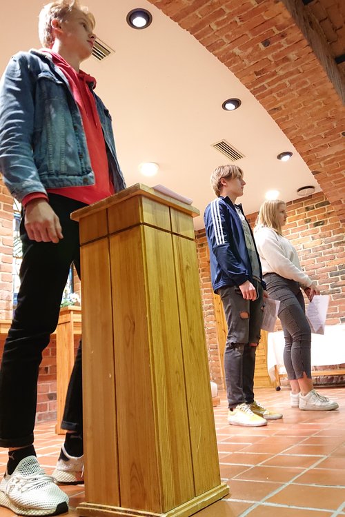 Nuoret Aku Havukainen, Aaron Heikkinen ja Siiri Kujala rockmessun näytelmäryhmän harjoituksissa.