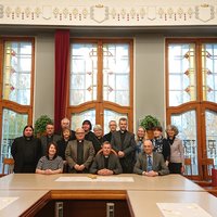 papit ja kaupunginjohtaja kaupunginhallituksen kokoushuoneessa ryhmäkuvassa