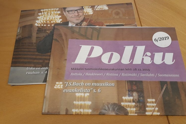 Kaksi Polku-lehteä pöydällä.