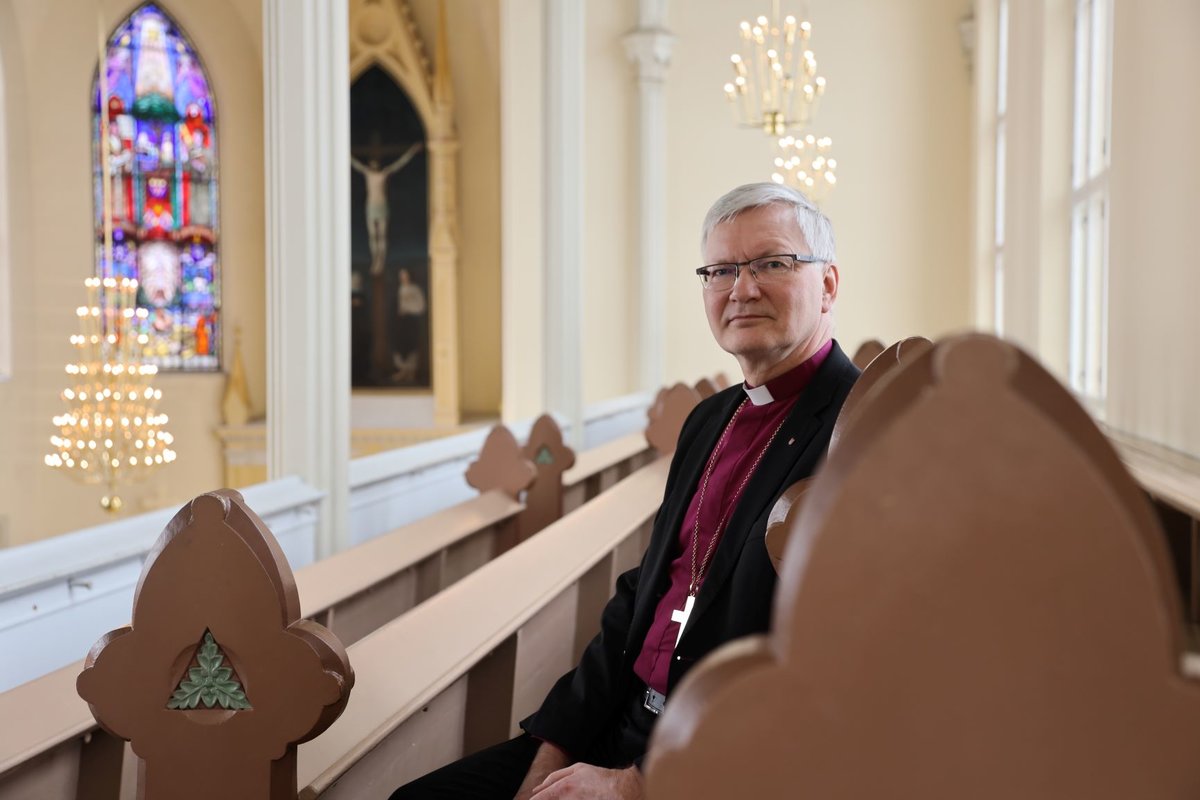 Mikkelin hiippakunnan piispa Seppo Häkkinen istuu kirkon penkillä lehterillä Mikkelin tuomiokirkossa. 