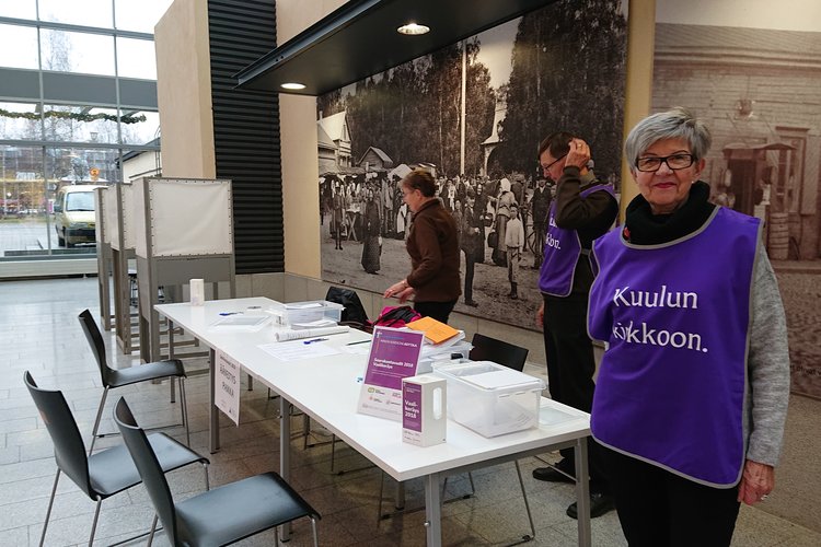 Tuula Randelin Stellassa äänestyspisteellä