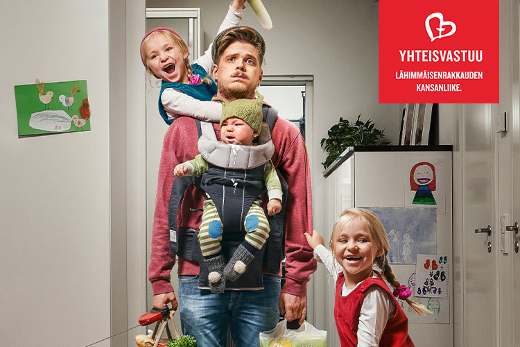 Kuvassa isä epätoivoisena kolmen lapsen kanssa kädet täynnä ja vauva sylissä.