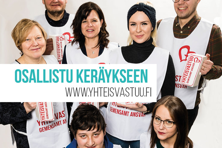 Kuvassa yhteisvastuulipaskerääjät rivissä iloisina.